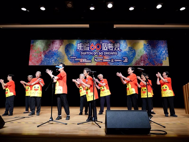 Elderly from the project ‘Share Smiles‧Share Love’ taught everyone laughter yoga in the ceremony, filling the auditorium with laughter.